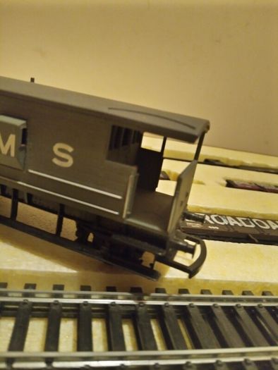 Hornby etc. OO Train/Carriages etc. Job lot. READ AD.