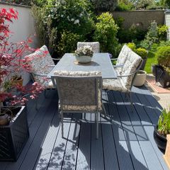 garden table and chairs