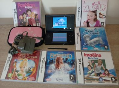 Nintendo ds lite in black with charger and games all in good working order