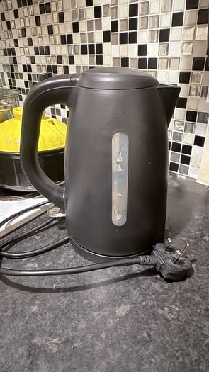 Electric kettle 1.7L, fully working