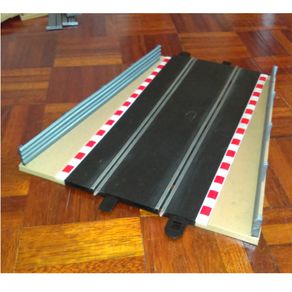 Scalextric C8233: Lead In/Out Straight Borders with Barriers