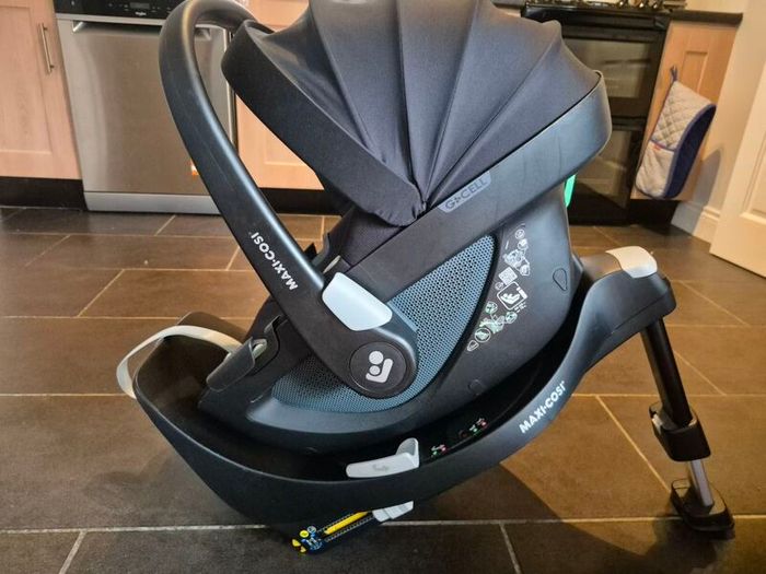 Maxi Cosi 360 Pebble and Family Fix 360 + adaptors for Uppababy buggy