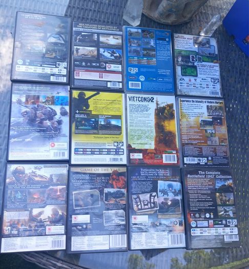 12 PC games, good condition, D18 post 10e