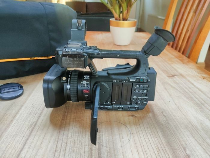 Canon XF100 Professional Camcorder with 10x HD Video lens, Compact Flash (CF) Recording