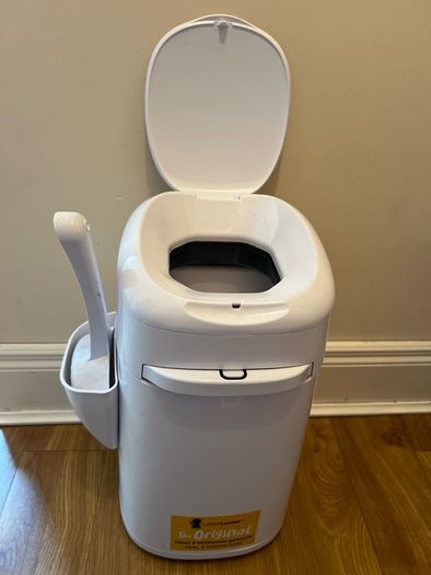Cat litter locker