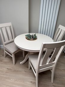 extending round table & 4 chairs