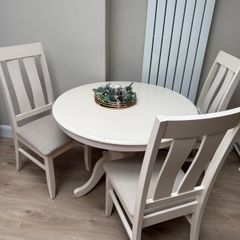 extending round table & 4 chairs