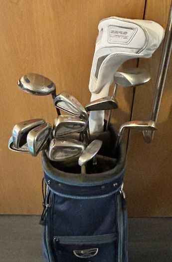 Full beginner golf set Titleist and Wilson with bag and golf balls