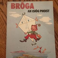 Broga an tsiog phoist / The Post Office Shoe Childrens Picture Book Sibeal Mac Anraoi in Irish as Gaeilge Gaelic Irish Language Educational
