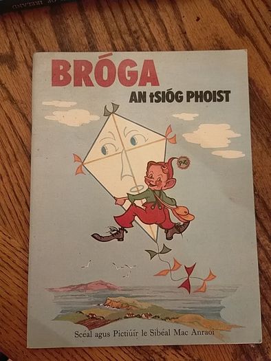 Broga an tsiog phoist / The Post Office Shoe Childrens Picture Book Sibeal Mac Anraoi in Irish as Gaeilge Gaelic Irish Language Educational