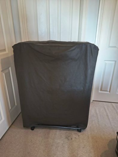 Single foldable guest bed with mattress