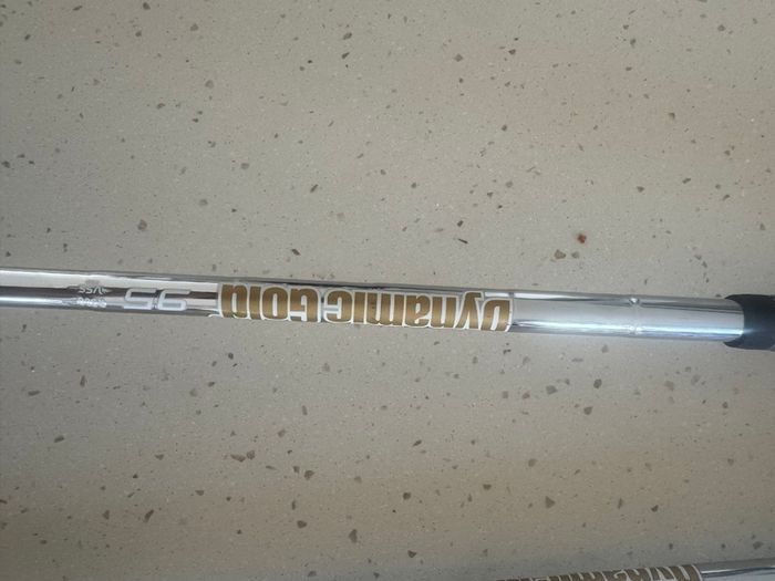 Wilson D9 Irons 5 pw z grip.