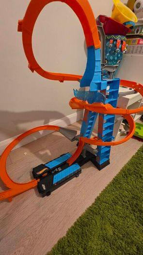 Hot Wheels skycrash track