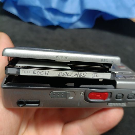 Sony MZ-R30 MiniDisc player from 1997