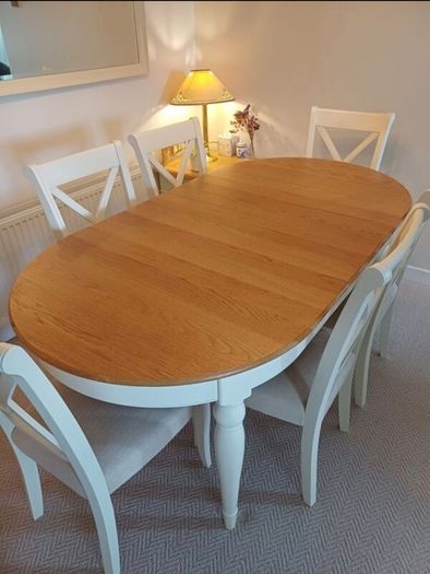 Extendable dining room table and chairs