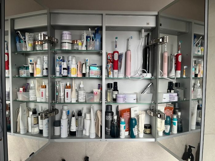 HiB mirrored Bluetooth LED bathroom cabinet [BROKEN]