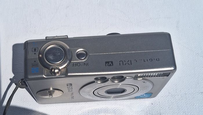 canon digital ixus v3 digital camera complete kit with box charger battery working