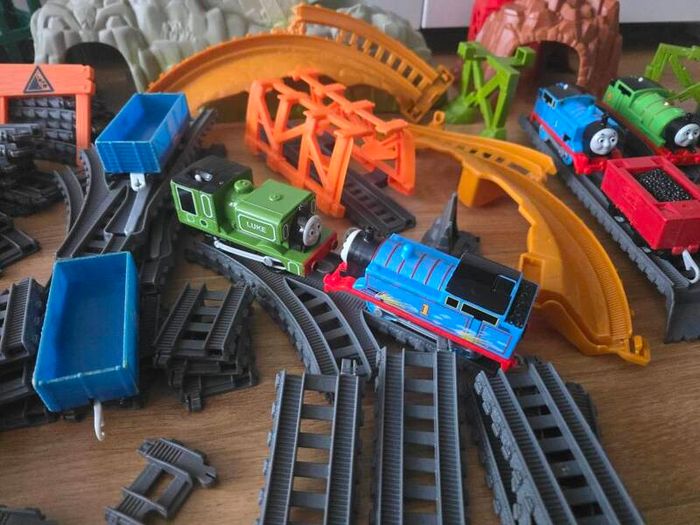 Thomas & Friends over 12m+  of tracks + 7 trains [90+ pieces set]