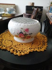 Royal Crest Rose Bowl With Metal Frog