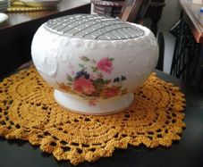 Royal Crest Rose Bowl With Metal Frog