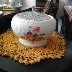 Royal Crest Rose Bowl With Metal Frog