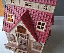 Sylvanian family dolls house and cars