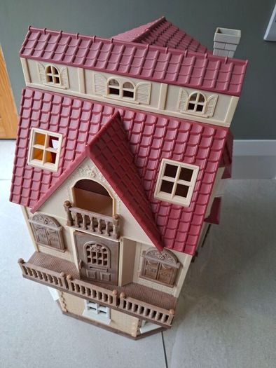 Sylvanian family dolls house and cars
