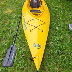 2x Single Kayaks (Sit-on + Sit-in) + 2 Paddles, Spraydeck, Buoyancy Bags, Pump & Universal 2-Kayak Roof Rack