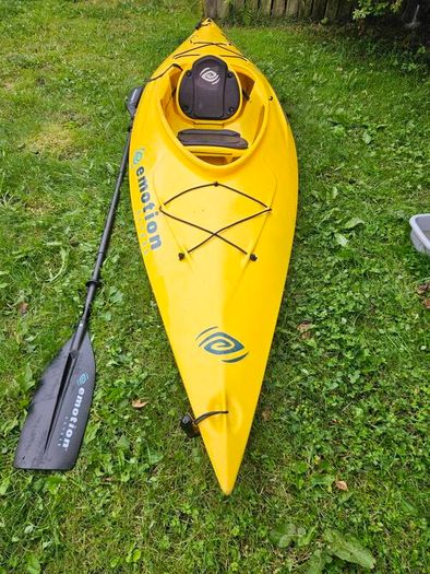 2x Single Kayaks (Sit-on + Sit-in) + 2 Paddles, Spraydeck, Buoyancy Bags, Pump & Universal 2-Kayak Roof Rack