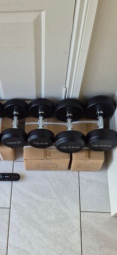 2xbrand new sets of dumbbells 2x12.5kg, 2x10kg