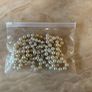 Pearl imitation beads and brooch set Image 3