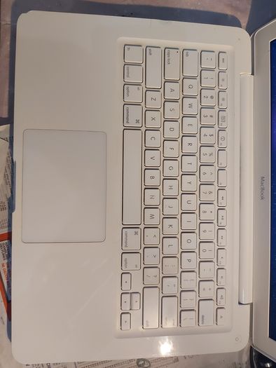 Vintage Apple MacBOOK, account password locked, in excellent cosmetic condition, excellent Battery