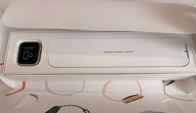 Apple Watch Series 4: 40mm Silver Aluminium