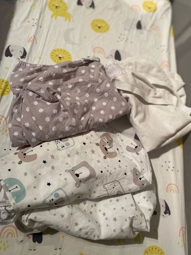 Joie Roomie Glide + gender neutral sheets and mattress cover