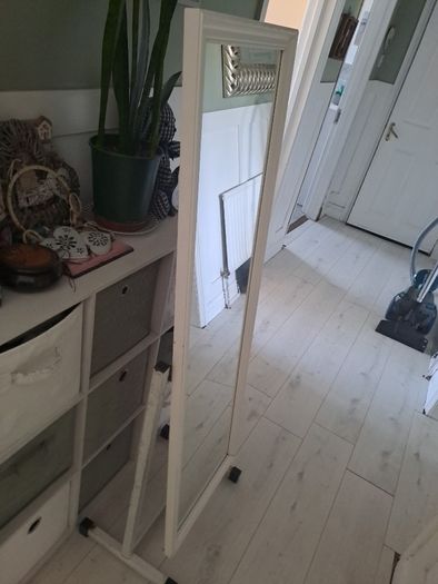 stand mirror