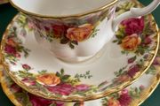 Tea Trio / Set Royal Albert Old Country Roses Bone China