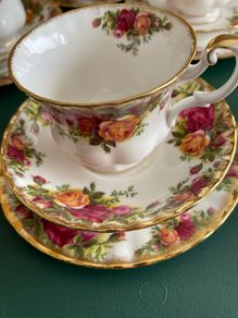 Tea Trio / Set Royal Albert Old Country Roses Bone China