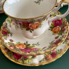 Tea Trio / Set Royal Albert Old Country Roses Bone China