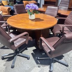 round table and6xdaophin chairs