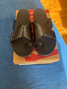 FitFlop Carin Black Patent Toe-thongs UK6.5