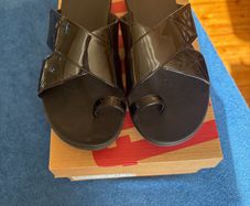 FitFlop Carin Black Patent Toe-thongs UK6.5