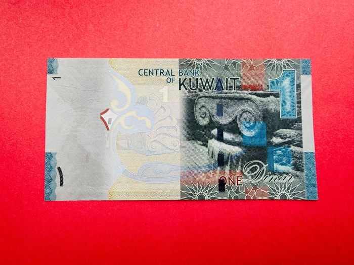 Kuwait  1  Dinar   2014   PICK 31a   ( uncirculated ) .