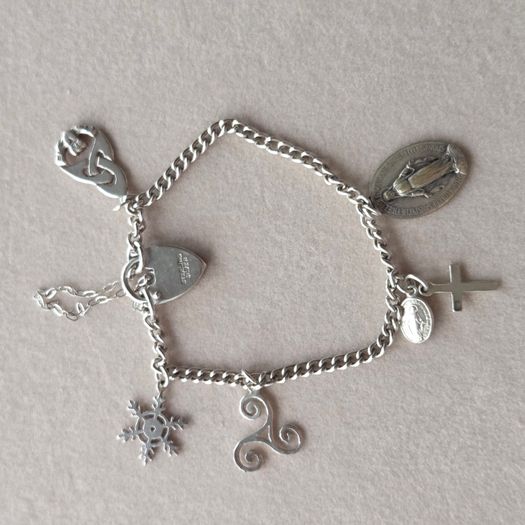 Vintage sterling silver bracelet with charms. Please note that only one charm is not sterling silver. It is a small size, approximately 16/17 cm.