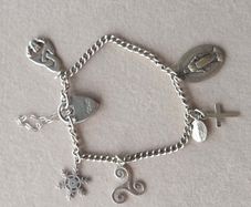 Vintage sterling silver bracelet with charms. Please note that only one charm is not sterling silver. It is a small size, approximately 16/17 cm.