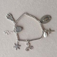 Vintage sterling silver bracelet with charms. Please note that only one charm is not sterling silver. It is a small size, approximately 16/17 cm.