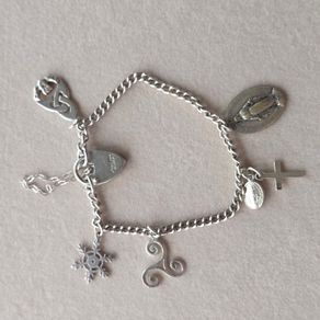 Vintage sterling silver bracelet with charms. Please note that only one charm is not sterling silver. It is a small size, approximately 16/17 cm.