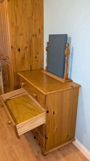Bedroom furniture set