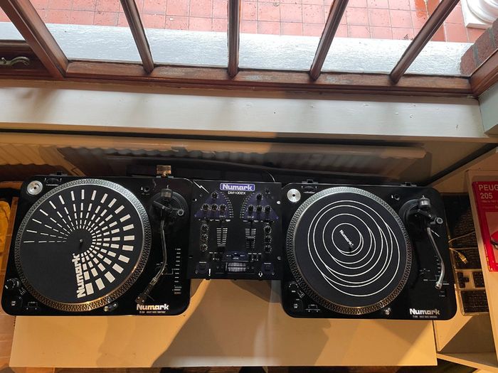 Numark DJ bundle - Decks, mixer and records.
