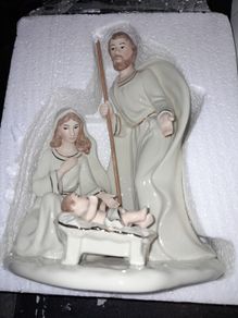 BELLEEK Nativity family large 7270