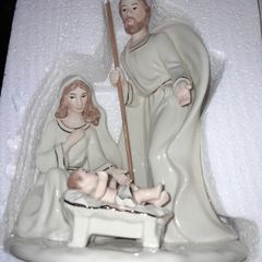 BELLEEK Nativity family large 7270
